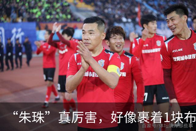 “朱珠”真厉害，好像裹着1块布就走机场，上半身任性下半身松弛